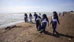 Pulihkan Populasi Ikan, Siswa SMK Indramayu Punguti Sampah di Pantai