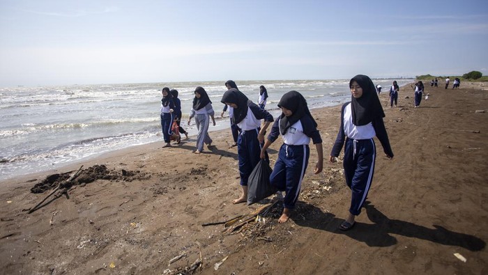 Sejumlah siswa SMK Widya Utama membawa sampah plastik saat kegiatan bersih pantai di Pantai tambak, Indramayu, Jawa Barat, Jumat (29/8/2025). Kementerian Kelautan dan Perikanan (KKP) menerapkan program Laut Sehat Bebas Sampah (Laut Sebasah) yang bertujuan untuk memulihkan populasi ikan tangkap dan menjaga ekosistem laut dengan mengurangi sampah laut dari sumbernya dengan intervensi langsung kawasan pesisir dan pulau-pulau kecil, pelabuhan dan aktivitas di laut, serta sungai. ANTARA FOTO/Dedhez Anggara