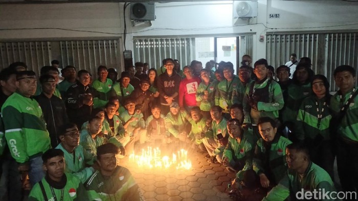Puluhan pengemudi ojol menggelar aksi menyalakan lilin untuk Affan di depan kantor Grab di Kupang, NTT, Jumat (29/8/2025). (Simon Selly/detikBali)