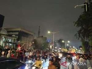 Massa Bakar Ban Lagi di Jalan Otista Jaktim, Lalin ke Kampung Melayu Macet
