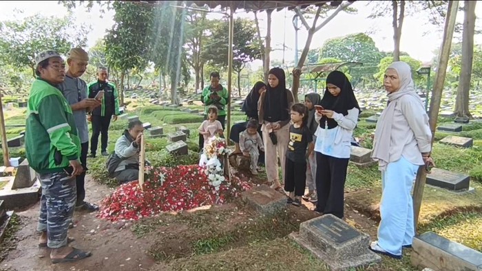 Rekan ojol hingga kerabat berziarah ke makam Affan Kurniawan di TPU Karet Bivak, Jakarta Pusat.