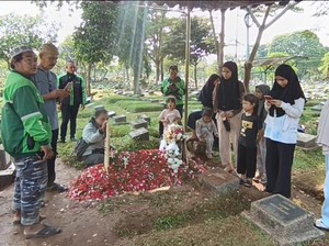 Warga dan Rekan Ojol Ramai Ziarah ke Makam Affan yang Tewas Dilindas Rantis