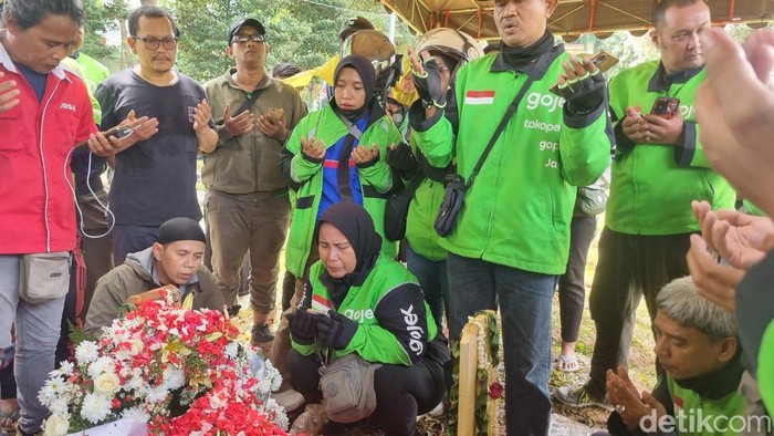 Rekan ojol ikut mengantarkan Affan Kurniawan ke tempat peristirahatan terakhirnya di TPU Karet Bivak, Jakarta.
