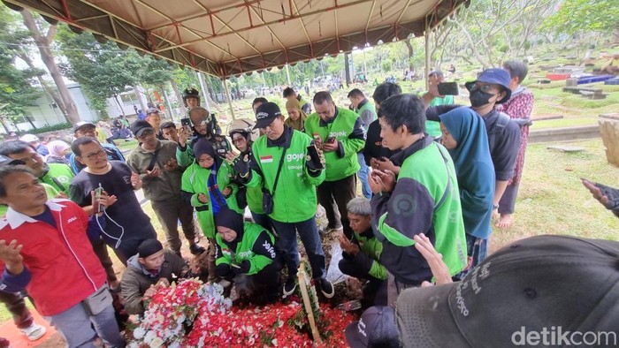 Rekan ojol ikut mengantarkan Affan Kurniawan ke tempat peristirahatan terakhirnya di TPU Karet Bivak, Jakarta.