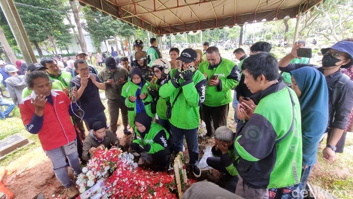 Rekan ojol ikut mengantarkan Affan Kurniawan ke tempat peristirahatan terakhirnya di TPU Karet Bivak, Jakarta.