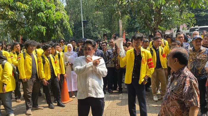 Rektor UI beri arahan ke mahasiswa yang hendak demo (Devi/detikcom)