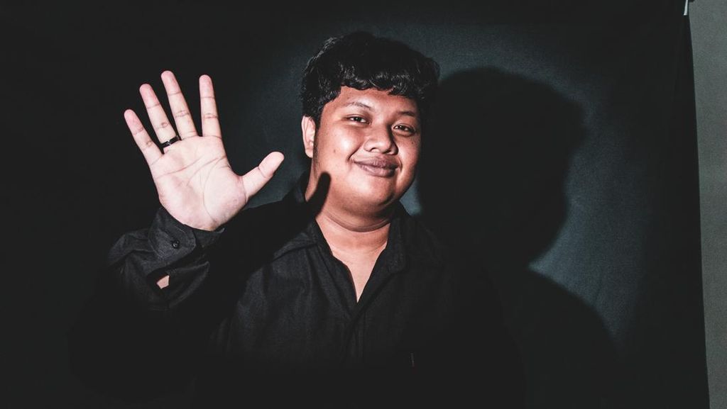 Reza Ghozali Tuang Cinta Diam-diam dalam Album Debut