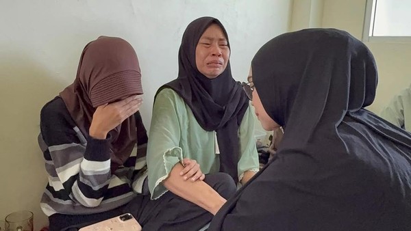 Ria Ricis Tenangkan Keluarga di Pemakaman Affan Kurniawan