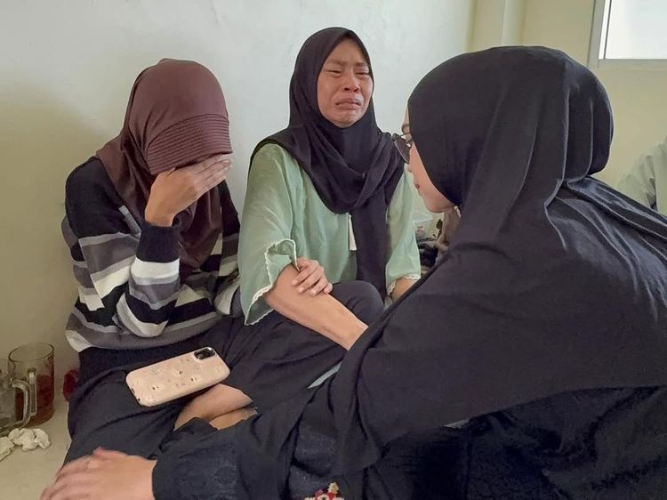 Ria Ricis Tenangkan Keluarga di Pemakaman Affan Kurniawan