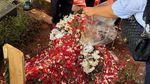 Ria Ricis Tenangkan Keluarga di Pemakaman Affan Kurniawan