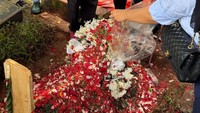 Ria Ricis memperlihatkan makam Affan Kurniawan penuh bunga. (Foto: dok Instagram riaricis1795)