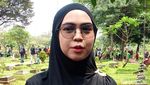 Ria Ricis Tenangkan Keluarga di Pemakaman Affan Kurniawan