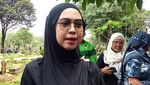 Ria Ricis Tenangkan Keluarga di Pemakaman Affan Kurniawan