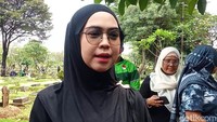 Ria Ricis juga mengunggah bunga mawar layu dengan latar hitam gegara kejadian Affan Kurniawan. (Foto: dok Instagram)