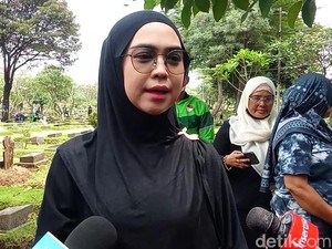 Ria Ricis Hadiri Pemakaman Affan Kurniawan: Saya Berdiri Untuk Para Ojol