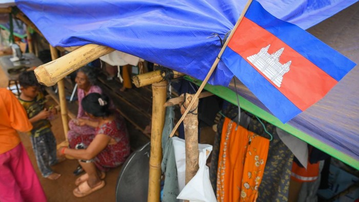 Ribuan Warga Kamboja Terpaksa Mengungsi, Konflik Perbatasan Memanas Seorang pengungsi anak bermain di tempat penampungan pengungsi Wat Por 5.000, Provinsi Preah Vihear, Kamboja, Kamis (28/8/2025). Pemerintah Kamboja mengungsikan sekitar 6.000 warganya atau sebanyak 2.116 keluarga ke lokasi penampungan tersebut sejak lebih dari dua bulan lalu akibat konflik di sejumlah kawasan perbatasan Kamboja dengan Thailand. ANTARA FOTO/Aditya Pradana Putra