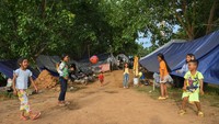 Di lokasi penampungan, terlihat tenda-tenda darurat berdiri rapat menampung para pengungsi. Anak-anak berusaha tetap bermain meski berada di tengah keterbatasan, sementara orang dewasa sibuk menjaga keluarga mereka dan menunggu kepastian kapan kondisi akan kembali aman. ANTARA FOTO/Aditya Pradana Putra