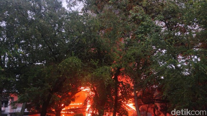 Rumah depan Gedung DPRD Jabar terbakar