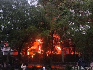 Demo di Depan DPRD Jabar, Motor hingga Rumah Terbakar