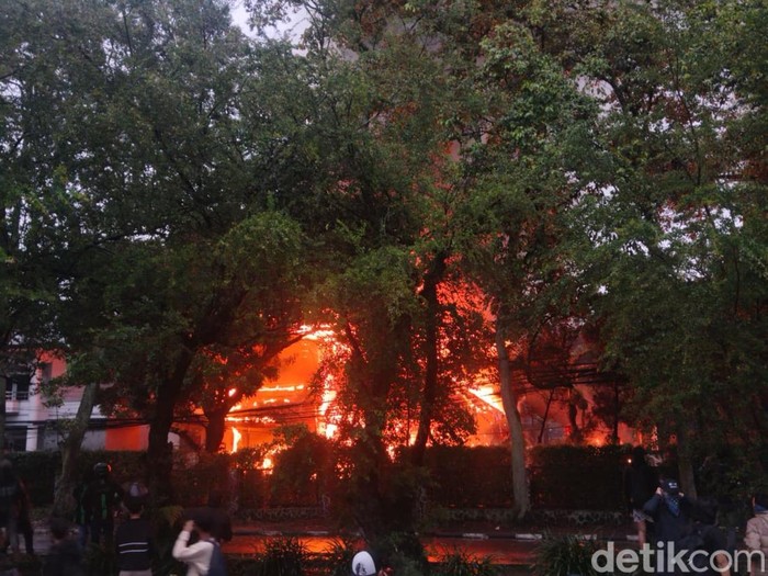 Rumah depan Gedung DPRD Jabar terbakar