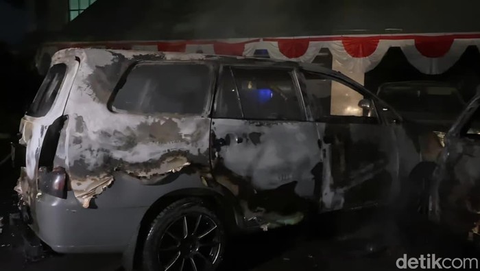 Salah satu mobil di halaman DPRD Jateng yang dibakar, Jumat (29/8/2025)