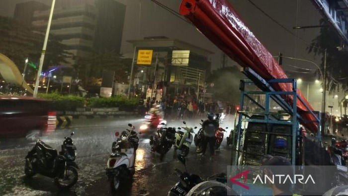 Salah satu warung pecel lele di persimpangan Jalan Otista - Jalan Otista III, Kecamatan Jatinegara, Jakarta Timur, terpaksa tutup akibat demonstrasi, Jumat (29/8/2025) malam. (ANTARA/Donny Aditra)