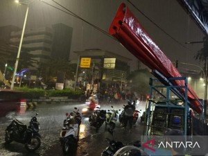 Demo di Jalan Otista Jaktim Masih Berlangsung, Para PKL Balik Kanan