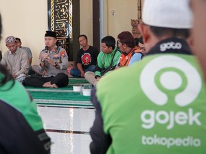 Polisi Gresik Bareng Komunitas Ojol Salat Gaib untuk Affan Kurniawan
