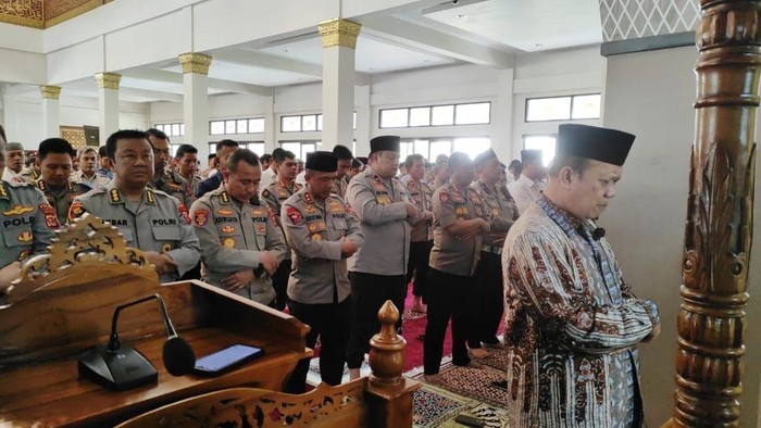 Salat gaib untuk Driver ojek online (ojol) Affan Kurniawan di Jakarta tewas terlindas kendaraan taktis atau rantis Baracuda milik Brimob Polda Metro Jaya