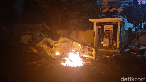Satu unit mobil, tenda dan mesin ATM yang rusak di sisi timur halam Polda DIY, Jumat (29/8/2025).