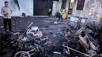 Sejumlah bangkai motor yang terbakar dihalaman Gedung Negara Grahadi. Saat ini petugas masih masuk melakukan indentifikasi.
