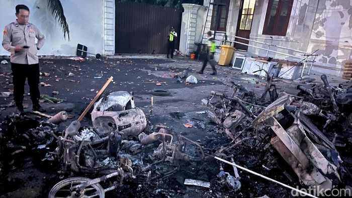 Sejumlah Fasum rusak serta motor terbakar usai demo di Grahadi Sejumlah Fasum rusak serta motor terbakar usai demo di Grahadi
