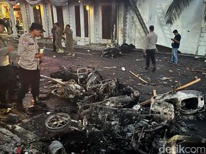 Fasum Rusak dan Motor Pasca Aksi Demo di Grahadi