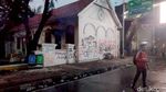 Fasum Rusak dan Motor Pasca Aksi Demo di Grahadi