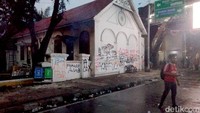 Salah satu dinding di Grahadi juga menjadi korban vadalisme para pendemo.