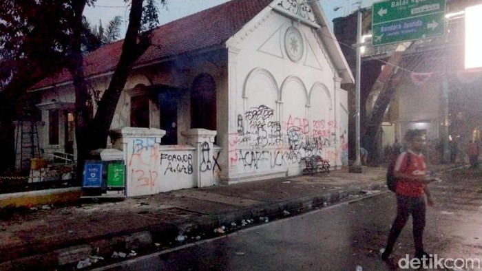 Sejumlah Fasum rusak serta motor terbakar usai demo di Grahadi Sejumlah Fasum rusak serta motor terbakar usai demo di Grahadi