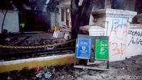 sebuah bak sampah terlihat rusak usai dilempar oleh massa ke halaman Grahadi,