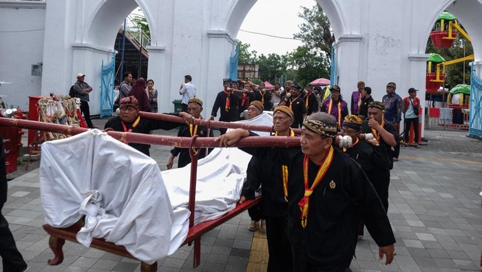 Sekaten Solo Dimulai, Gamelan Pusaka Keraton Dikirab dalam Tradisi Miyos Gangsa Abdi dalem dan kerabat Keraton Kasunanan Surakarta Hadiningrat Solo membawa perangkat gamelan sekaten saat kirab Miyos Gangsa Kajeng Kiai Sekati menuju Masjid Agung Solo, Jawa Tengah, Jumat (29/8/2025). Gamelan sekaten kiai Guntur Madu dan kiai Guntur Sari yang merupakan pusaka keraton tersebut selanjutnya ditabuh untuk menandai dimulainya rangkaian perayaan Sekaten di Kota Solo. ANTARAFOTO/Maulana Surya
