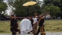 Dalam tradisi sakral ini, abdi dalem dan kerabat Keraton Kasunanan Surakarta Hadiningrat mengarak perangkat gamelan pusaka keraton menuju Masjid Agung Solo. Perangkat gamelan yang dikirab adalah Kiai Guntur Madu dan Kiai Guntur Sari, dua gamelan sekaten yang menjadi pusaka penting peninggalan keraton. Arak-arakan berlangsung khidmat, disertai iringan doa dan lantunan shalawat dari masyarakat yang ikut menyaksikan jalannya prosesi. ANTARA FOTO/Maulana Surya