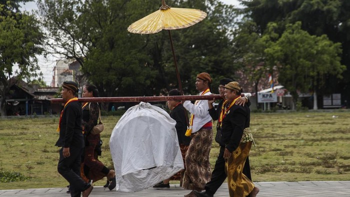 Sekaten Solo Dimulai, Gamelan Pusaka Keraton Dikirab dalam Tradisi Miyos Gangsa Abdi dalem dan kerabat Keraton Kasunanan Surakarta Hadiningrat Solo membawa perangkat gamelan sekaten saat kirab Miyos Gangsa Kajeng Kiai Sekati menuju Masjid Agung Solo, Jawa Tengah, Jumat (29/8/2025). Gamelan sekaten kiai Guntur Madu dan kiai Guntur Sari yang merupakan pusaka keraton tersebut selanjutnya ditabuh untuk menandai dimulainya rangkaian perayaan Sekaten di Kota Solo. ANTARAFOTO/Maulana Surya