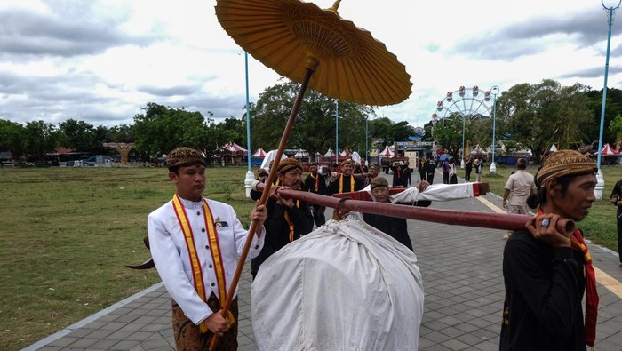Abdi dalem dan kerabat Keraton Kasunanan Surakarta Hadiningrat Solo membawa perangkat gamelan sekaten saat kirab Miyos Gangsa Kajeng Kiai Sekati menuju Masjid Agung Solo, Jawa Tengah, Jumat (29/8/2025). Gamelan sekaten kiai Guntur Madu dan kiai Guntur Sari yang merupakan pusaka keraton tersebut selanjutnya ditabuh untuk menandai dimulainya rangkaian perayaan Sekaten di Kota Solo. ANTARAFOTO/Maulana Surya