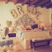 Kamar tidur yang ditempati Selena Gomez juga didekorasi sesuai dengan tema pesta yaitu perayaan pra pernikahan. Ada balon bertuliskan Bride di atas tempat tidur. Foto: Dok. Instagram Selena Gomez