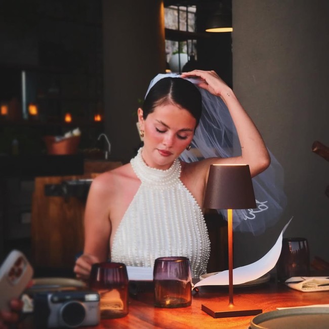 Veil dengan tulisan bride to be itu dipadukan Selema dengan gaun mini putih dengan detail mutiara. Foto: Dok. Instagram Selena Gomez