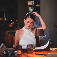 Veil dengan tulisan bride to be itu dipadukan Selema dengan gaun mini putih dengan detail mutiara. Foto: Dok. Instagram Selena Gomez