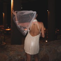 Penyanyi dan aktris 33 tahun itu terlihat mengenakan busana bertema Bride. Dia memakai veil dengan sulaman tulisan “bride to be”.  Foto: Dok. Instagram Selena Gomez