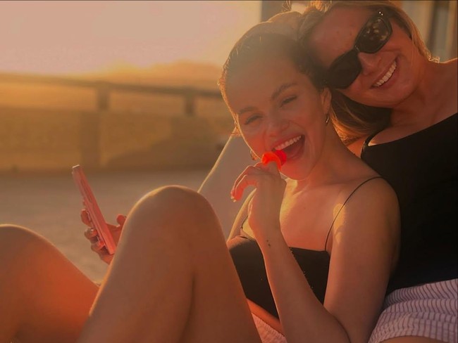 Selena bersenang-senang bersama teman-temannya dengan bermain di pantai hingga nonton bareng film Wedding Crashers di tepi pantai. Foto: Dok. Instagram Selena Gomez