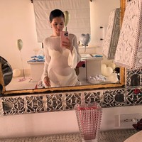 Pada foto lain yang dibagikannya ke Instagram, mantan kekasih Justin Bieber itu tampak selfie di depan cermin. Dia bergaya memakai bikini putih dan luaran rajut berwarna senada. Foto: Dok. Instagram Selena Gomez