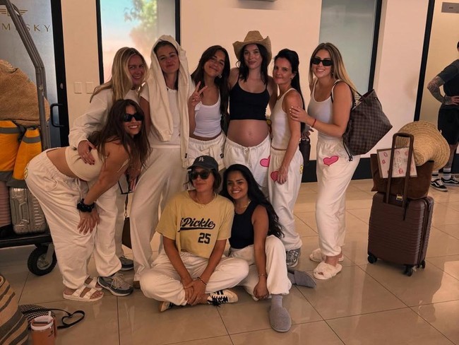 Selena Gomez mengadakan bachelorette party di Cabo San Lucas bersama teman-temannya. Momen keseruan bachelorette party ini dibagikan Selena di Instagram pada Kamis (28/8/2025). Foto: Dok. Instagram Selena Gomez