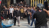 Polisi langsung masuk kembali ke markas Polda Metro. Aksi saat ini kembali kondusif.  