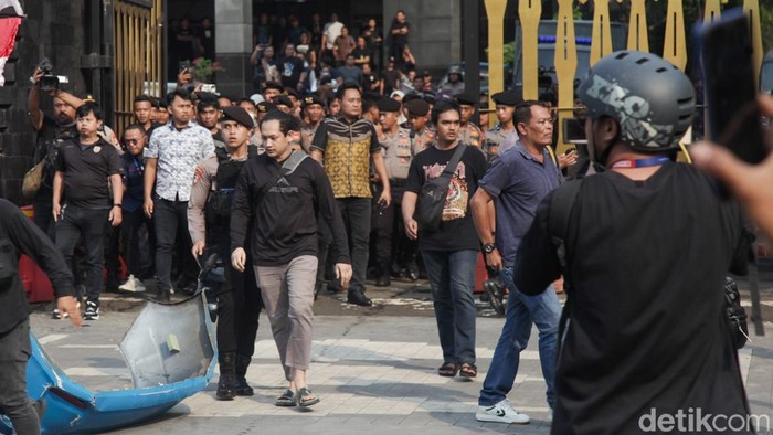 Sempat Memanas, Begini Demo Bela Ojol Dilindas Rantis di Depan Polda Metro Massa aksi yang menuntut pengusutan kasus tewasnya Affan Kurniawan, driver ojol yang dilindas rantis Brimob, mulai berdatangan ke Polda Metro Jaya. Aksi langsung panas sesaat massa datang, Jumat (29/8/2025).